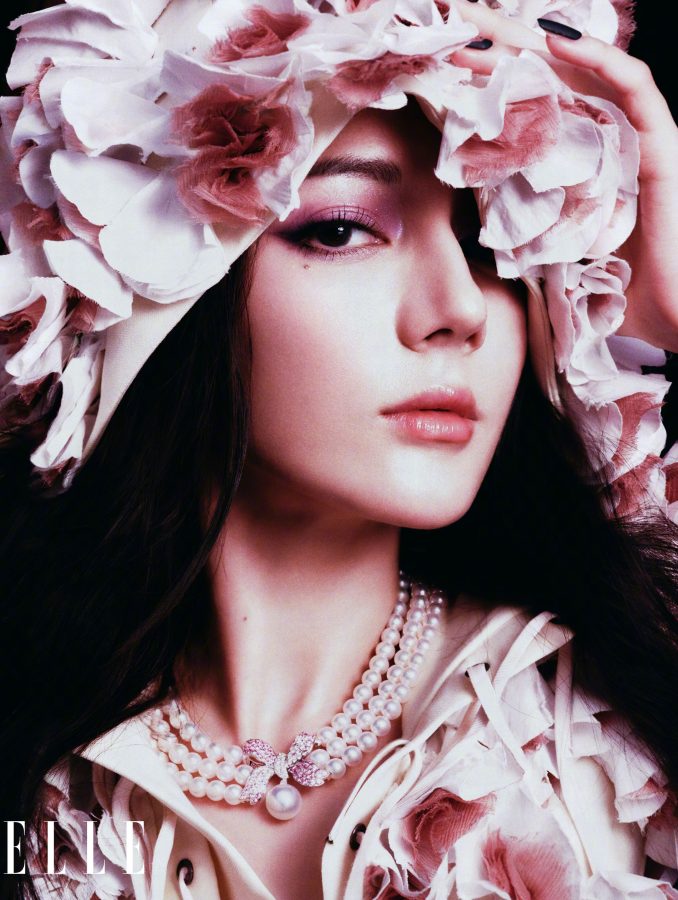 迪丽热巴穿丝袜为《ELLE》拍摄写真大片(2/5)