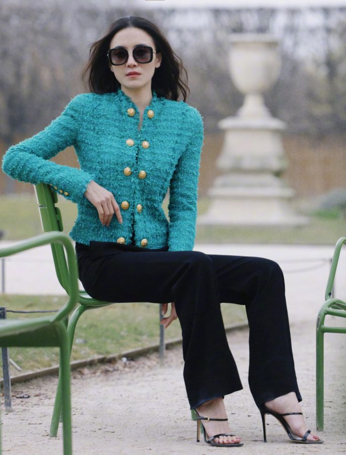 宋佳戴墨镜帅酷亮相，白脚踩细跟凉鞋更添迷人气息(1/2)