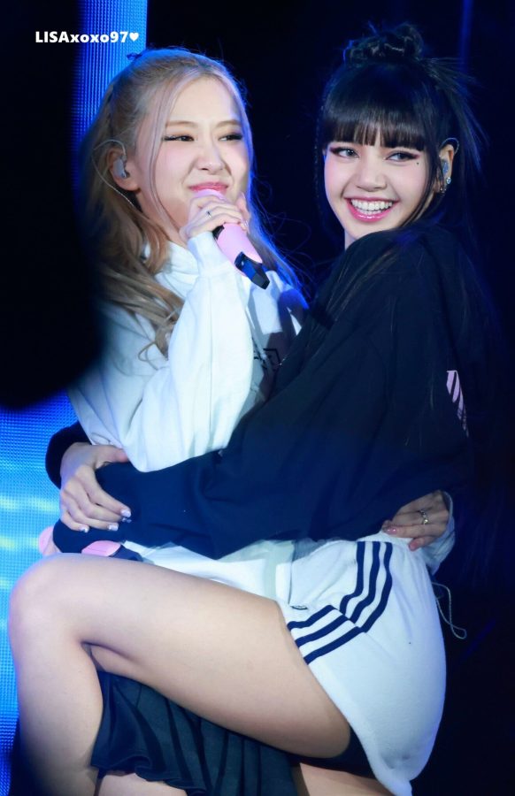 LISA短款卫衣配白色短裙，一双美腿在白色短裙下白到发光。(4/6)