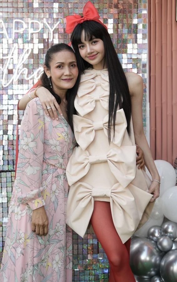 LISA化身“礼物甜心”！巨型蝴蝶结裙配红色丝袜，一双美腿太惹火。(4/8)