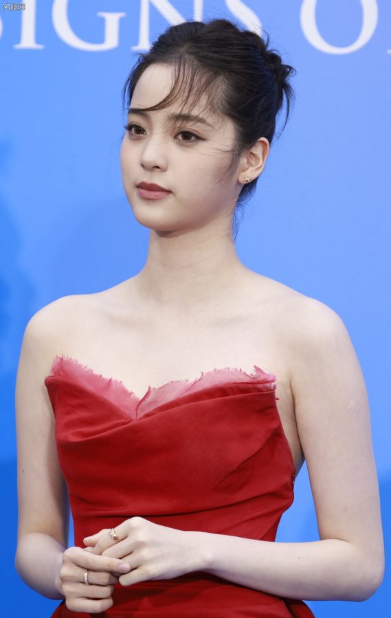 欧阳娜娜穿抹胸红裙踩高跟鞋美丽动人(4/16)