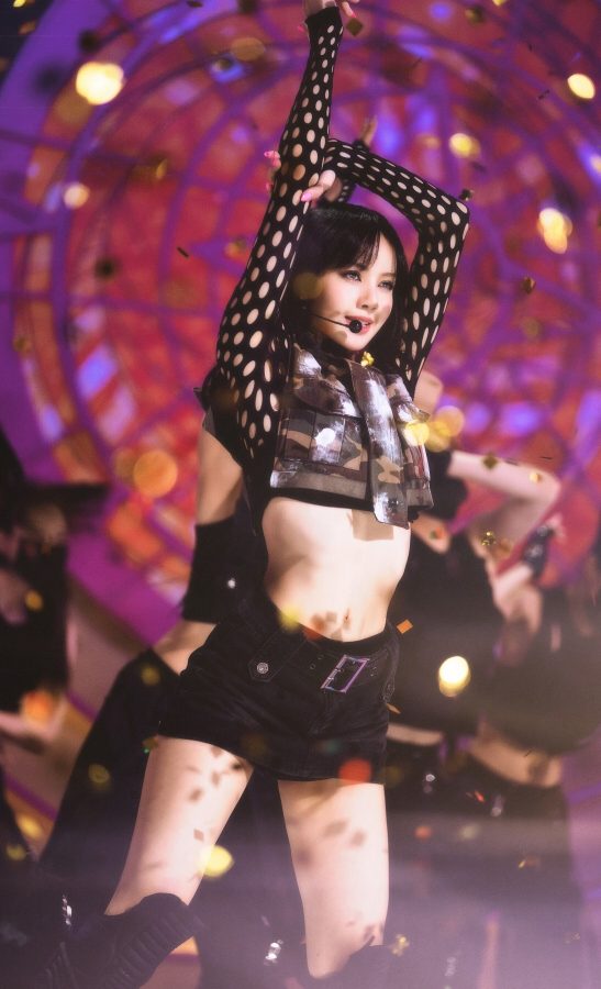 LISA！舞台上大秀苗条好身材，超短裙下的笔直长腿简直“鲨”疯了。(8/8)