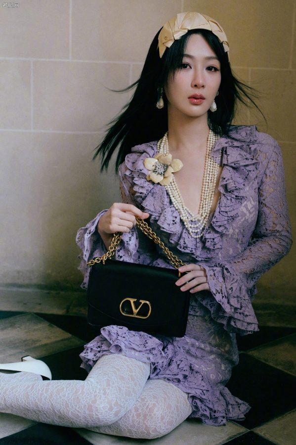 杨紫《时装》杂志封面，蕾丝白袜配蝴蝶结白鞋，甜美又高贵。(2/3)