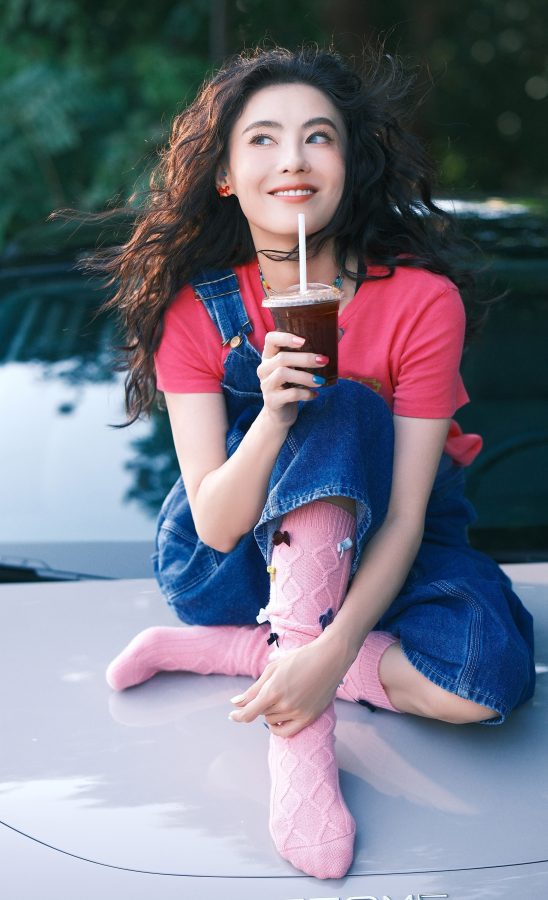 张柏芝脚穿棉袜坐在吉利星愿汽车的机盖上拍照(2/7)