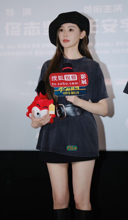 张天爱出席电影宣传活动坐在高脚椅上秀白腿(2/2)