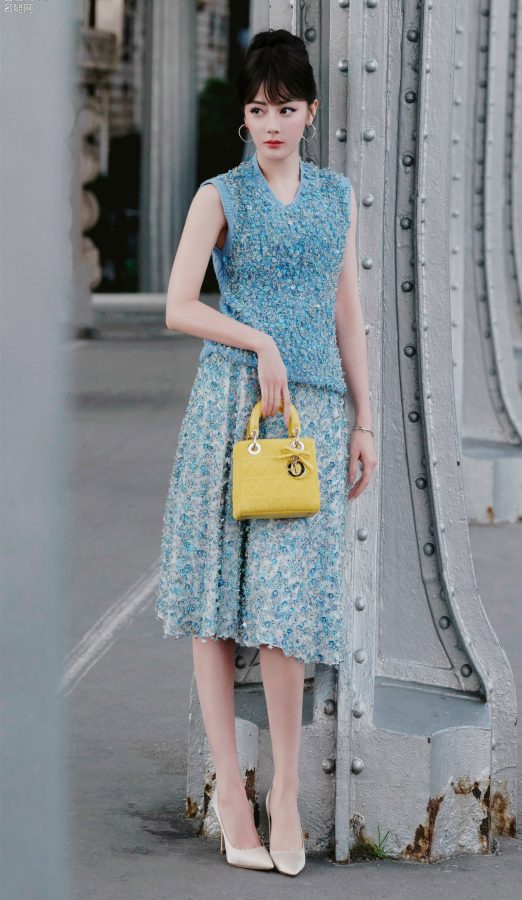 迪丽热巴时尚秀场前排的甜美“腿精”！蓝色亮片裙大秀雪白美腿，气质太出众。(8/15)