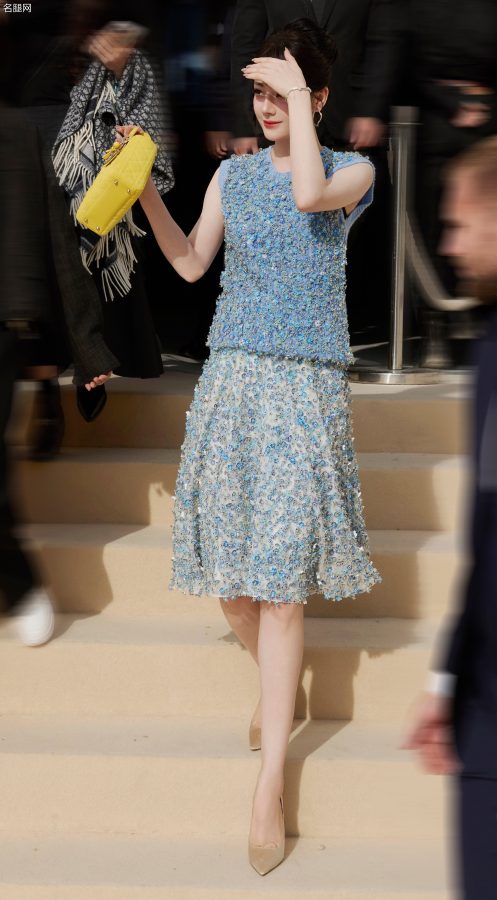 迪丽热巴时尚秀场前排的甜美“腿精”！蓝色亮片裙大秀雪白美腿，气质太出众。(6/15)