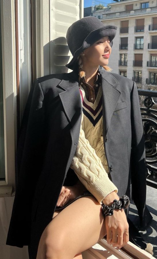 LISA的日常！毛衣短裤配小白鞋，蹲在阳台晒太阳，一双长腿藏不住(5/6)