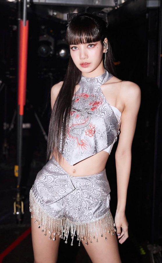 LISA龙纹“战袍”配流苏短裤，大秀苗条“小蛮腰”和美腿。(1/2)