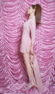 张天爱穿小粉裙脚穿短裤薄丝袜拍摄少女感写真