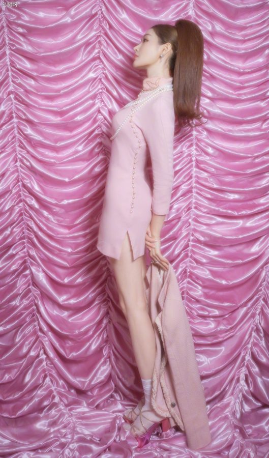 张天爱穿小粉裙脚穿短裤薄丝袜拍摄少女感写真(5/16)