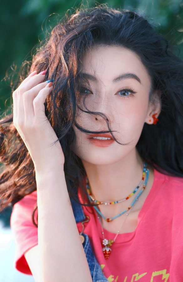 张柏芝脚穿棉袜坐在吉利星愿汽车的机盖上拍照(6/7)