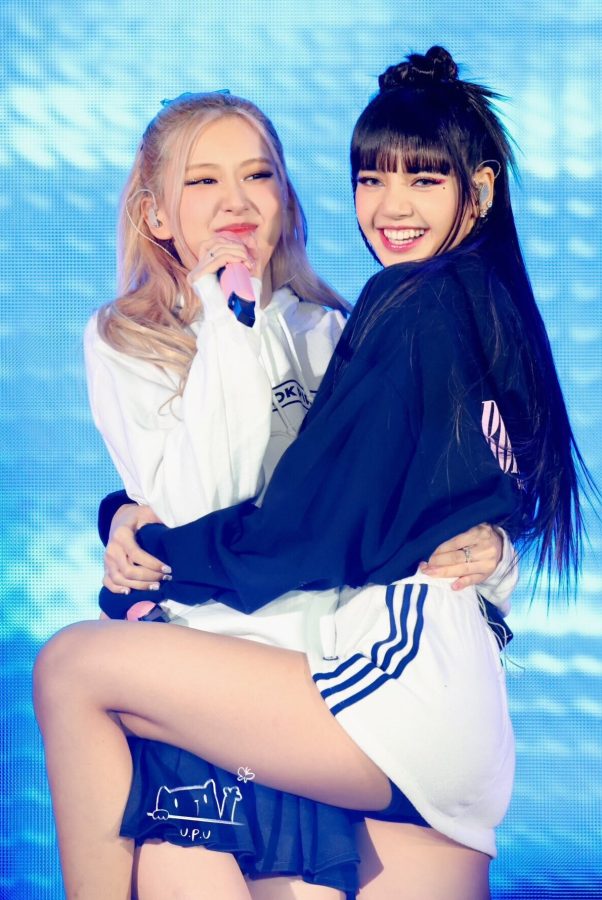 LISA短款卫衣配白色短裙，一双美腿在白色短裙下白到发光。(5/6)