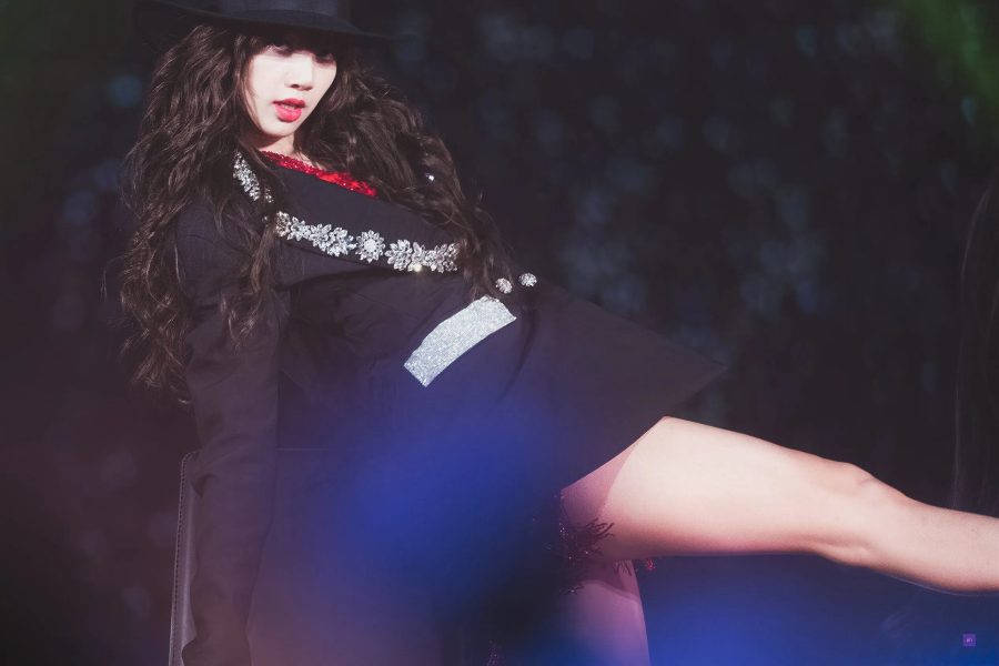 LISA在BLACKPINK时期台上热舞秀结实大腿(2/4)