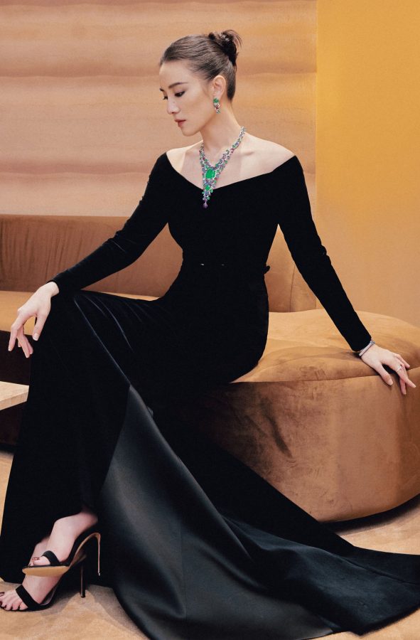 宋佳气质高贵身着黑色天鹅绒长裙配细跟凉鞋，尽显曼妙身姿与奢华珠宝。(2/4)
