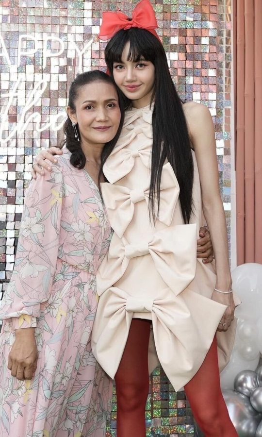 LISA化身“礼物甜心”！巨型蝴蝶结裙配红色丝袜，一双美腿太惹火。(5/8)