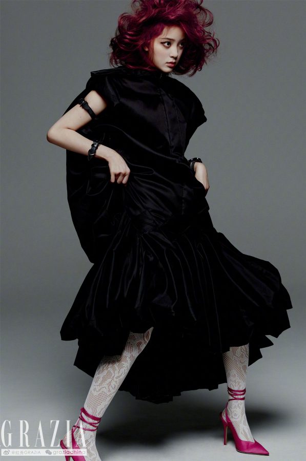 欧阳娜娜穿渔网袜为《红秀》拍摄时尚大片(2/2)