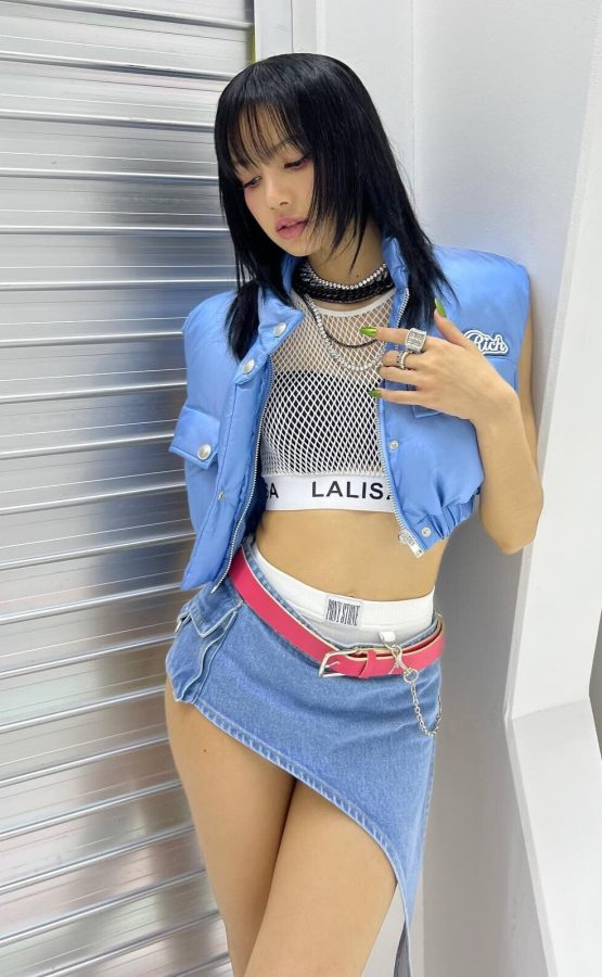 “人间芭比”LISA时尚感绝了！网格衫配超短裙，大秀苗条“小蛮腰”和无敌美腿。(2/4)