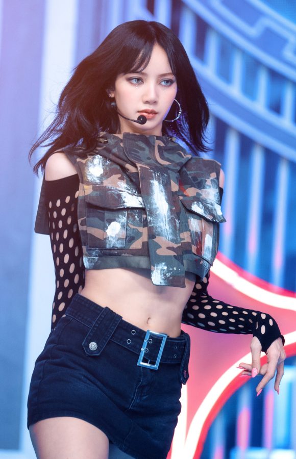 LISA！舞台上大秀苗条好身材，超短裙下的笔直长腿简直“鲨”疯了。(2/8)