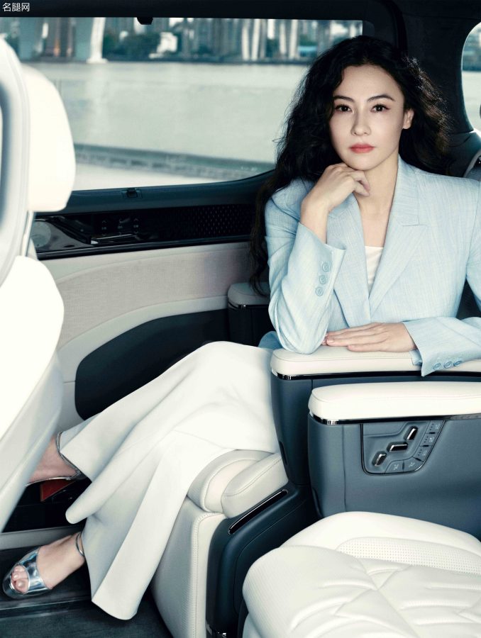 张柏芝穿白裤脚踩防水台银色高跟鞋体验极氪009(3/3)