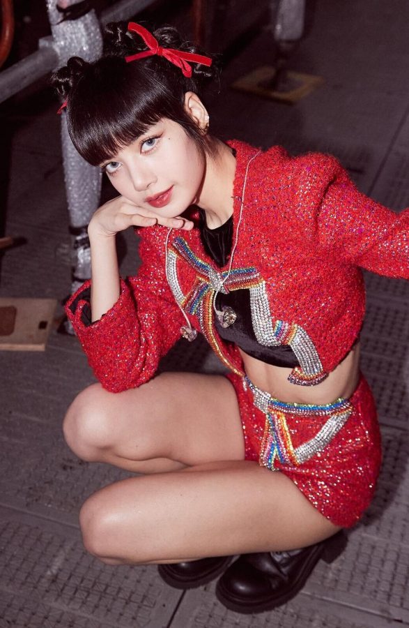 LISA穿热烈红色套装短裤秀出纤细光滑的美腿(2/3)