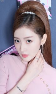 张天爱穿小粉裙脚穿短裤薄丝袜拍摄少女感写真