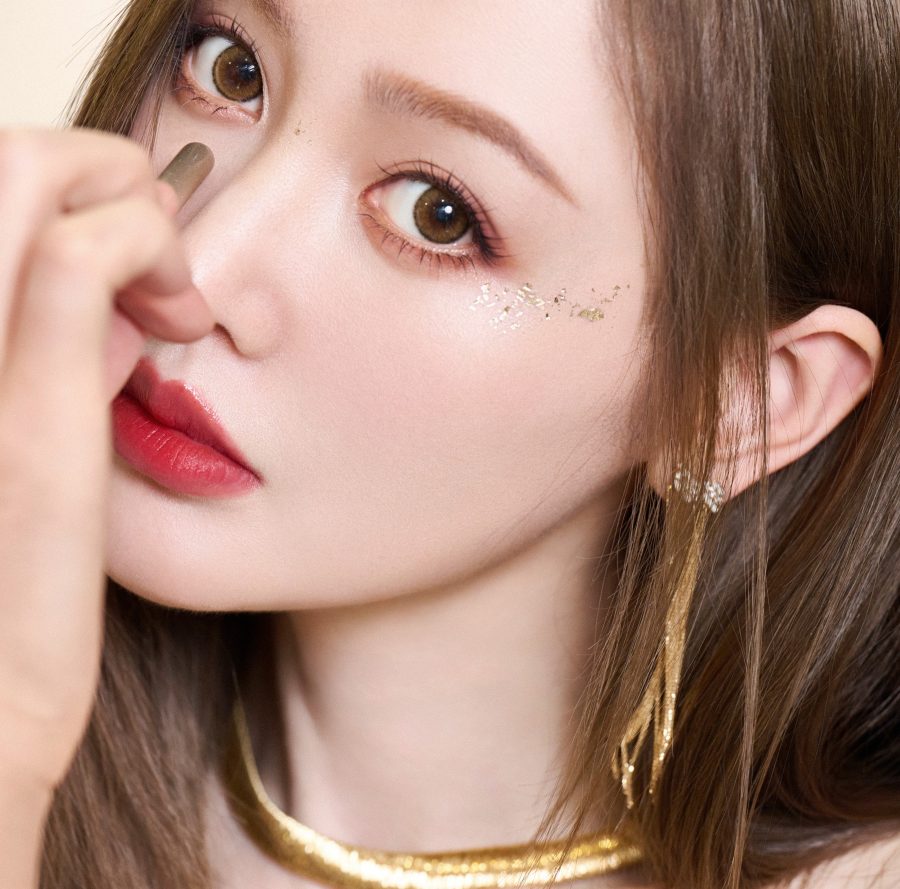 张天爱穿黄金色抹胸礼服半露玉足，高清美脸红唇迷人(7/11)