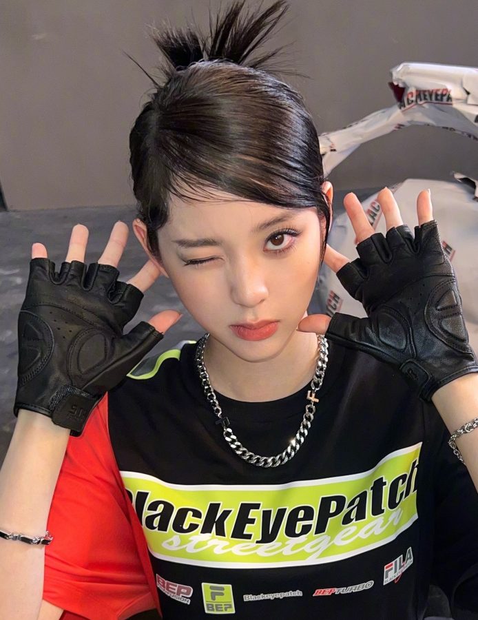 欧阳娜娜坐在轮胎上秀少女腿表情搞怪(5/5)