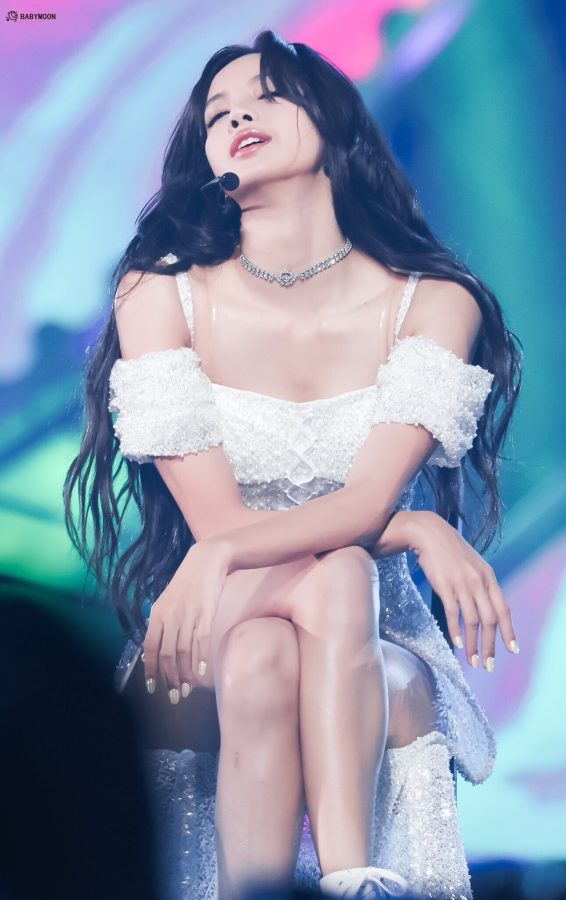 LISA穿吊带配短裤在台上大秀美腿(2/5)