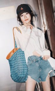 电梯偶遇“长腿”美少女张可盈!白衬衫配热裤,一双“漫画腿”简直逆天。