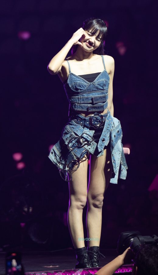 LISA后台直击！解构牛仔“战袍”大秀逆天长腿，又酷又飒！(9/16)