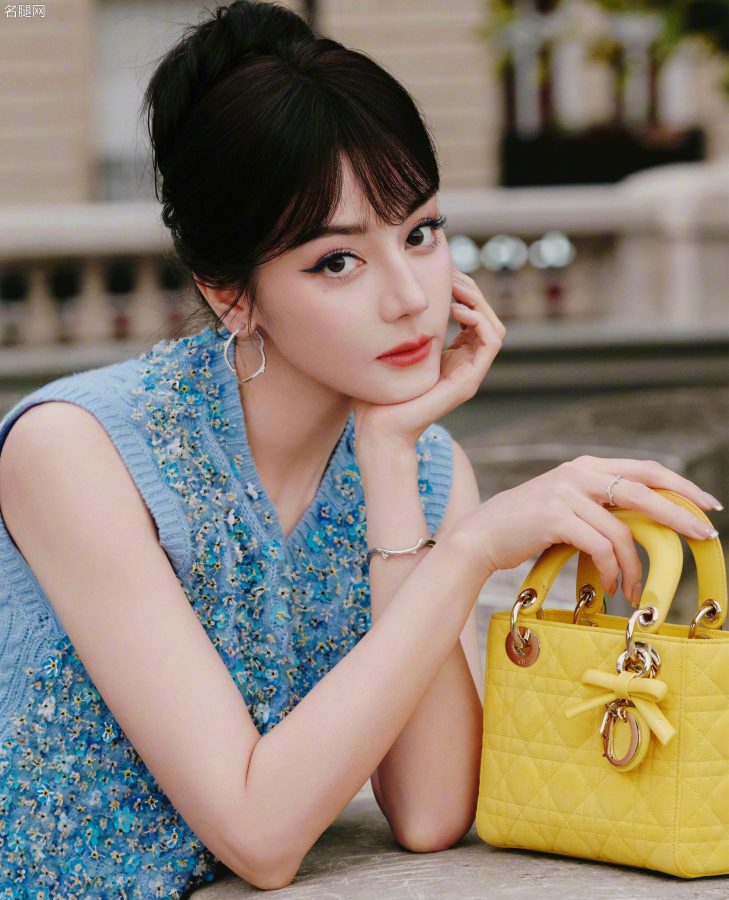 Dilraba Dilmurat, the sweet "leg goddess" in the front row of a fashion show! Her blue sequined dress shows off her snow-white legs, and her temperament is outstanding.(10/15)