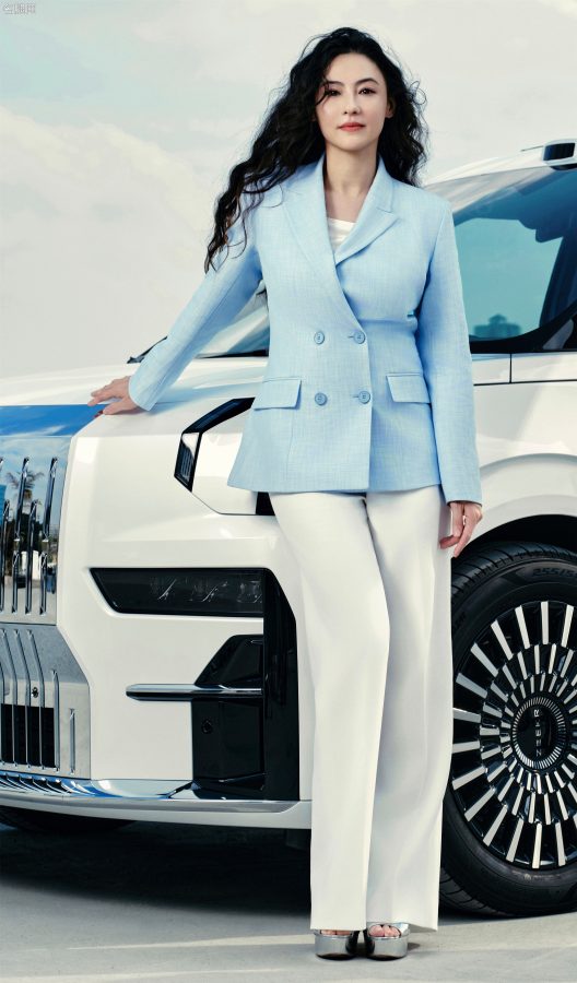 张柏芝穿白裤脚踩防水台银色高跟鞋体验极氪009(1/3)