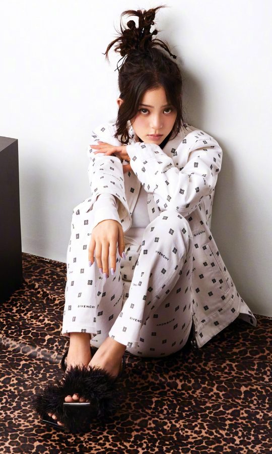 欧阳娜娜蓝色高跟鞋的极致诱惑！破洞牛仔裤也挡不住逆天长腿(4/6)