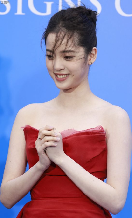 欧阳娜娜穿抹胸红裙踩高跟鞋美丽动人(3/16)