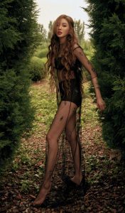 张天爱野外美腿玉足大片+AI丝袜