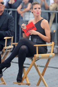Heidi Klum海蒂·克鲁姆活动时大方翘起黑丝长腿接受采访