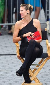 Heidi Klum海蒂·克鲁姆活动时大方翘起黑丝长腿接受采访