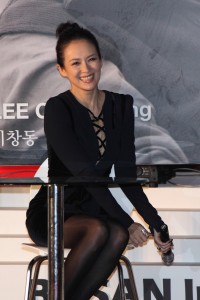 章子怡在韩国宣传活动中腿穿黑丝