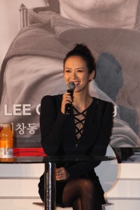 章子怡在韩国宣传活动中腿穿黑丝